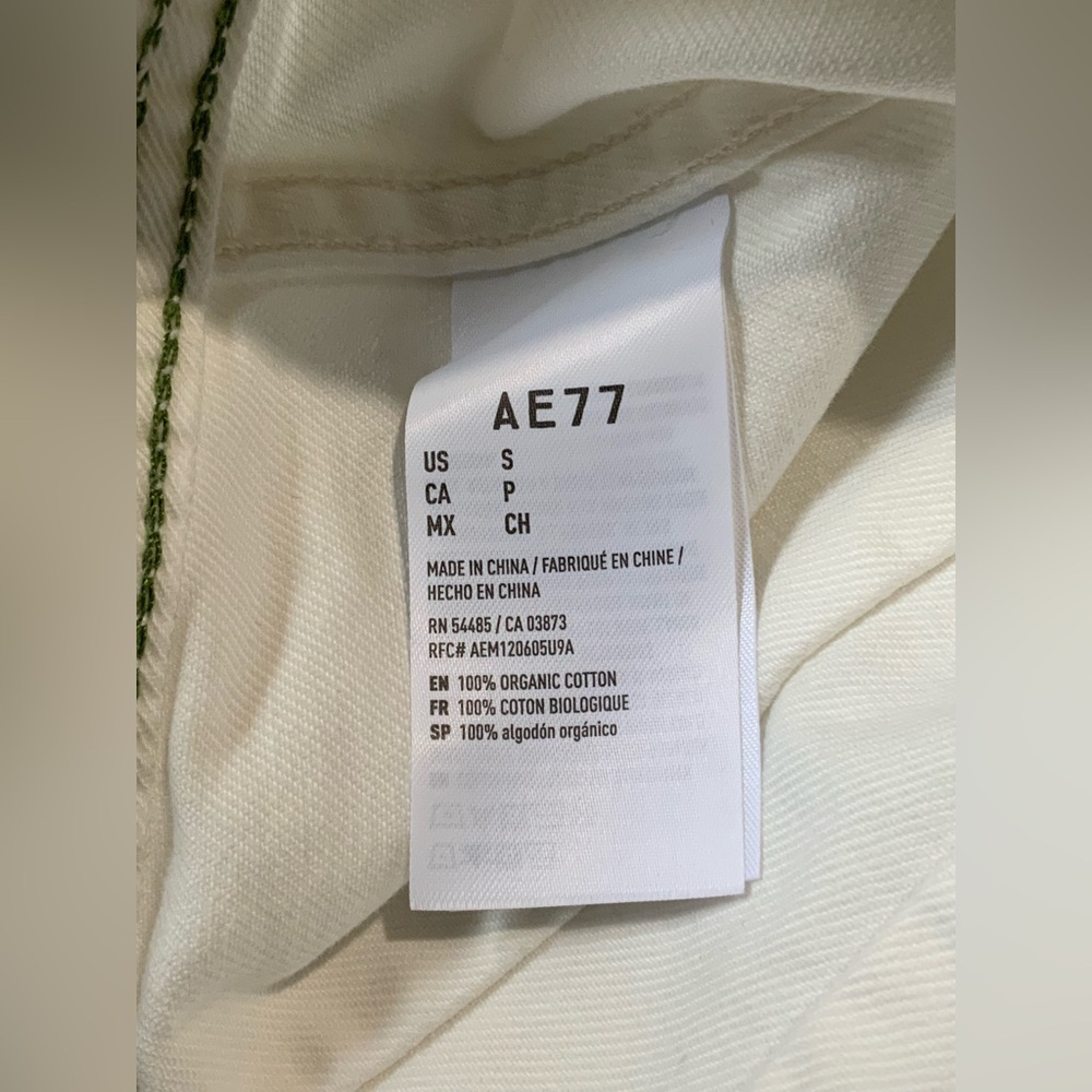 The American Eagle AE77 Women’s Classic White Distressed Denim Jacket, Size S - Picture 6 of 6